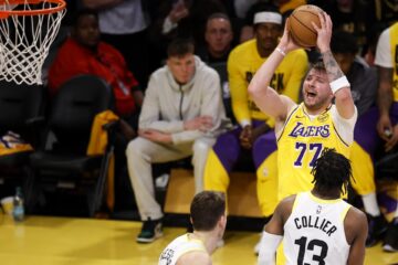 El escolta de Los Angeles Lakers, Luka Doncic (C) lanza a canasta mientras es defendido por el pívot de Utah Jazz, Walker Kessler (i), y el escolta de Utah Jazz, Isaiah Collier (d), durante el tercer cuarto del partido de baloncesto de la NBA entre Utah Jazz y Los Angeles Lakers. EFE/EPA/CAROLINE BREHMAN SHUTTERSTOCK FUERA