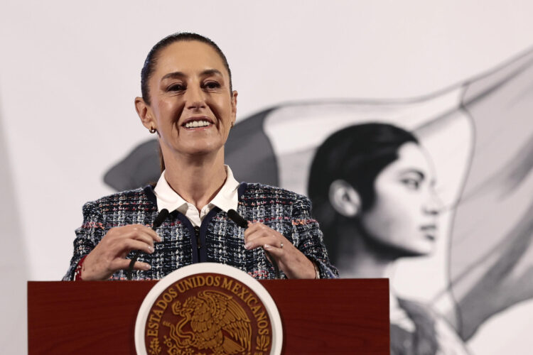 MEX2217. CIUDAD DE MÉXICO (MÉXICO),  06/02/2025.- La presidenta de México, Claudia Sheinbaum, participa este jueves durante su conferencia de prensa matutina en Palacio Nacional, de la Ciudad de México (México). Sheinbaum rechazó que haya aceptado una mayor presencia de la Administración de Control de Drogas de Estados Unidos (DEA, en inglés) para afrontar el narcotráfico como parte del acuerdo con el mandatario Donald Trump para pausar los aranceles. EFE/José Méndez