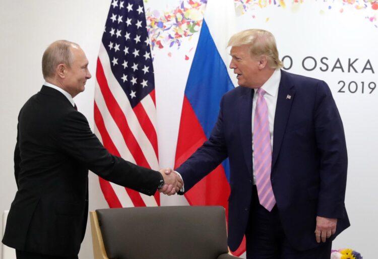 Fotografía de archivo del presidente ruso, Vladimir Putin (i), y el presidente de los Estados Unidos, Donald Trump (d). EFE/ Michael Klimentyev/sputnik/kremlin