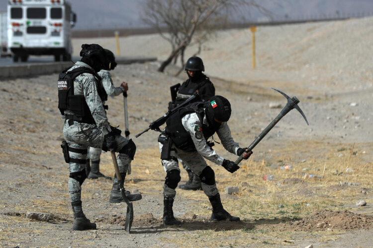 MEX2891. CIUDAD JUÁREZ (MÉXICO), 12/02/2025.- Miembros de la Guardia Nacional (GN) realizan un operativo de búsqueda de un segundo túnel cerca a Río Bravo este miércoles, en Ciudad Juárez (México). Agentes de la GN de México realizaron un operativo de búsqueda de túneles clandestinos debajo del río Bravo (río Grande en EE.UU.), frontera natural entre ambos países, tras el reciente hallazgo de una estructura utilizada para el tráfico de drogas y personas. EFE/ Luis Torres