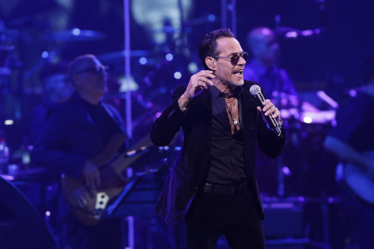 El cantante Marc Anthony se presenta en concierto durante el 64º Festival Internacional de la Canción de Viña del Mar este domingo, en Viña del Mar (Chile). EFE/ Adriana Thomasa