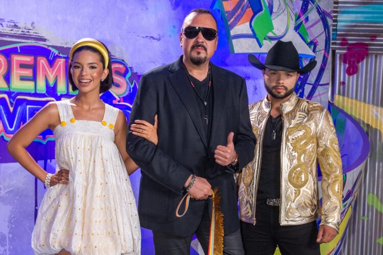 Fotografía de archivo en la que se registró al cantante mexicano-estadounidense Pepe Aguilar (c), en medio de sus hijos Leonardo (d) y Ángela (i), en Coral Gables (Florida, EE.UU.). EFE/Giorgio Viera