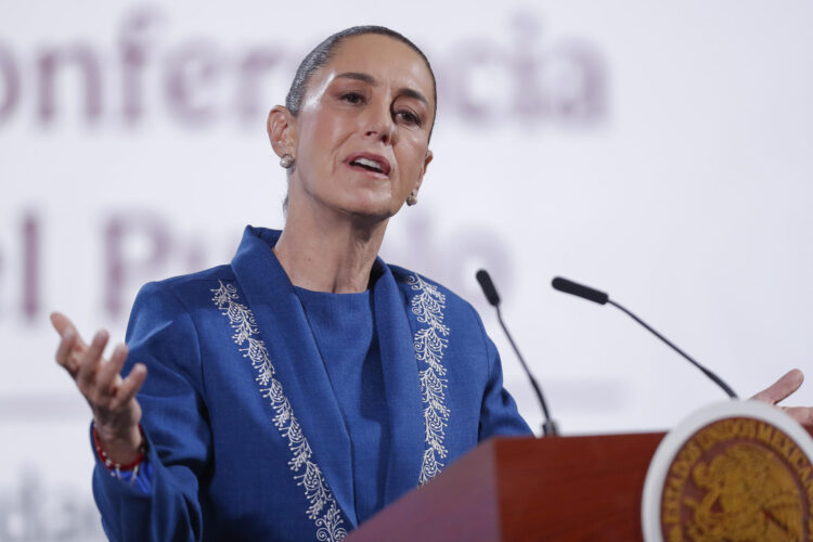 MEX3336. CIUDAD DE MÉXICO (MÉXICO), 19/02/2025.- La presidenta de México, Claudia Sheinbaum, habla en una rueda de prensa este miércoles, en el Palacio Nacional, en Ciudad de México (México). Sheinbaum afirmó que los drones estadounidenses que espían a los cárteles del narcotráfico vuelan "bajo petición del Gobierno de México" ante la polémica surgida en días recientes por los reportes de la prensa internacional. EFE/ Isaac Esquivel