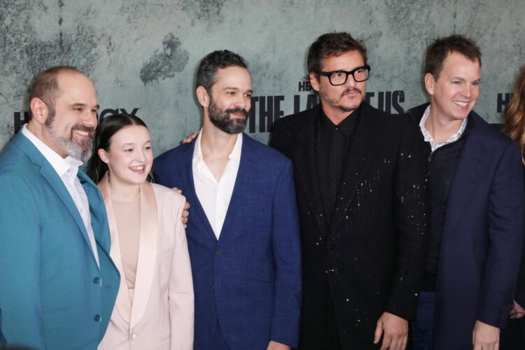 Fotografía de archivo en donde se ve a la actriz Bella Ramsey (2-I) y el actor Pedro Pascal (2-D), mientras posan con los creadores Craig Mazin (I) y Neil Druckmann (C) en la alfombra roja antes de la premiere de la serie de HBO 'The Last of Us' en el Regency Village Theatre de Los Ángeles, California, EE. UU., el 09 de enero de 2023. EFE/DAVID SWANSON