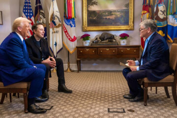 AME1366. WASHINGTON (ESTADOS UNIDOS), 19/02/2025.- Fotografía tomada de la cuenta oficial en X del subdirector del gabinete de la administración del presidente estadounidense Donald Trump, Dan Scavino, de Trump (i), y el magnate Elon Musk en una entrevista este martes, en Washington (EE.UU.). Trump y Musk, que lidera el Departamento de Eficiencia Gubernamental (DOGE), mostraron un frente unido en una entrevista en el canal Fox News en la que abogaron por reducir el aparato burocrático del Gobierno. EFE/ @Scavino47