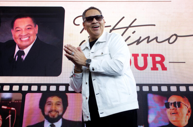 El salsero puertorriqueño Tito Nieves fue registrado este mates, 25 de febrero, durante una rueda de prensa en la que anunció su gira '50 Años - La Historia', con la que celebra medio siglo de carrera artística, en el Coliseo Miguel Agrelot de San Juan (Puerto Rico). EFE/Thais Llorca