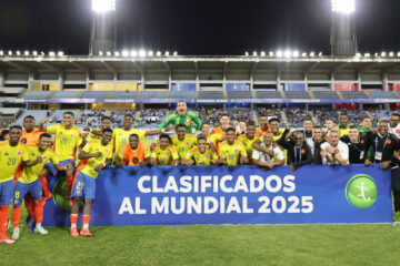 Jugadores de Colombia celebran al final de un partido del hexagonal final del Campeonato Sudamericano sub-20 entre las selecciones de Colombia y Chile en el estadio Nacional Brígido Iriarte en Caracas (Venezuela). EFE/Miguel Gutiérrez