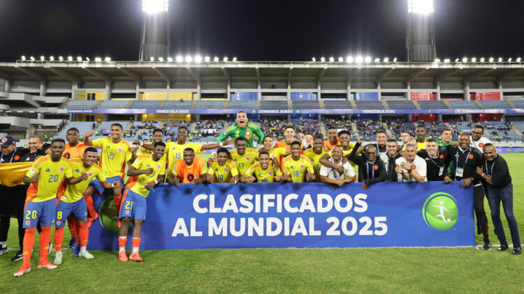 Jugadores de Colombia celebran al final de un partido del hexagonal final del Campeonato Sudamericano sub-20 entre las selecciones de Colombia y Chile en el estadio Nacional Brígido Iriarte en Caracas (Venezuela). EFE/Miguel Gutiérrez