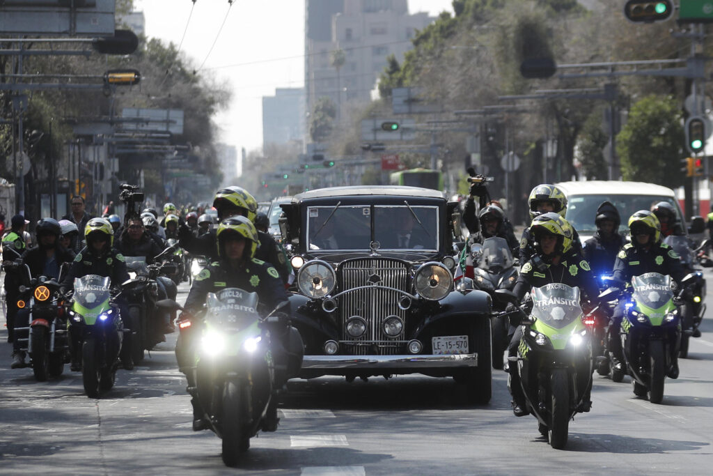 26324187506eac0e532a26a86024c89af264795dw-1024x683 Miles de mexicanos dicen adiós a Paquita la del Barrio, su reina del despecho y el desamor