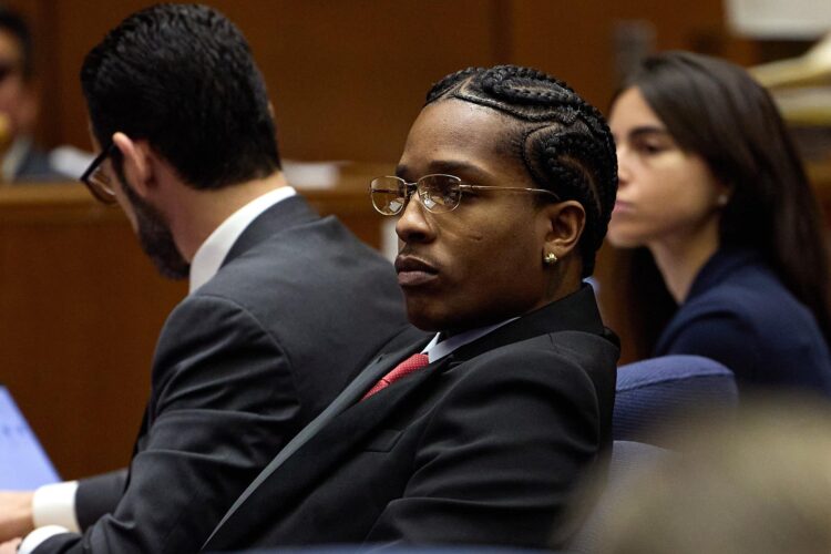 Fotografía de archivo en donde se ve a Rakim Mayers, también conocido como A$AP Rocky, escucha durante los alegatos finales de su juicio por asalto en el Centro de Justicia Penal Clara Shortridge Foltz en Los Ángeles, California, EE.UU., 13 de febrero de 2025. EFE/ALLISON DINNER