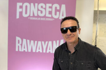 El cantante colombiano, Fonseca, posa durante una entrevista con EFE este miércoles, en Miami (Estados Unidos). EFE/ Alicia Civita