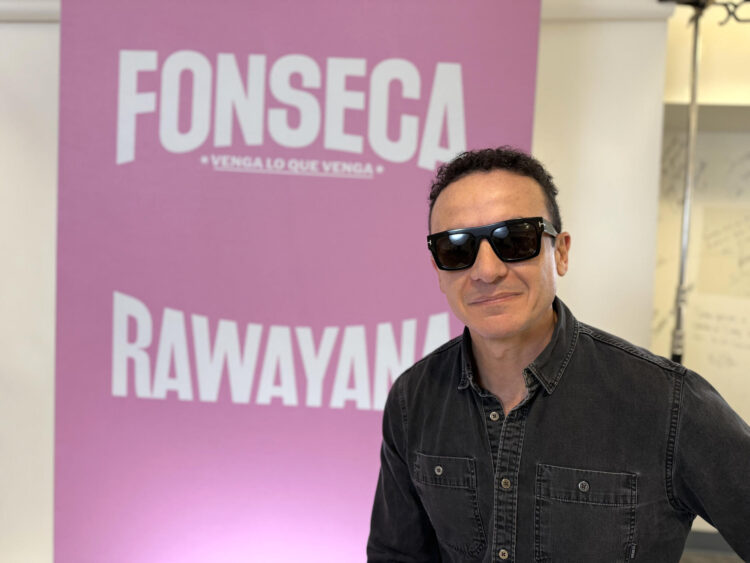 El cantante colombiano, Fonseca, posa durante una entrevista con EFE este miércoles, en Miami (Estados Unidos). EFE/ Alicia Civita