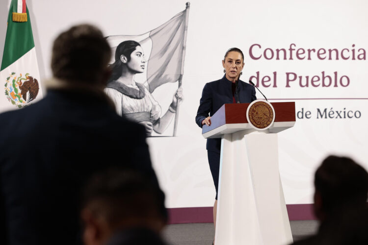 La presidenta de México, Claudia Sheinbaum, participa durante su conferencia de prensa matutina, este lunes en Palacio Nacional de Ciudad de México (México). EFE/ José Méndez