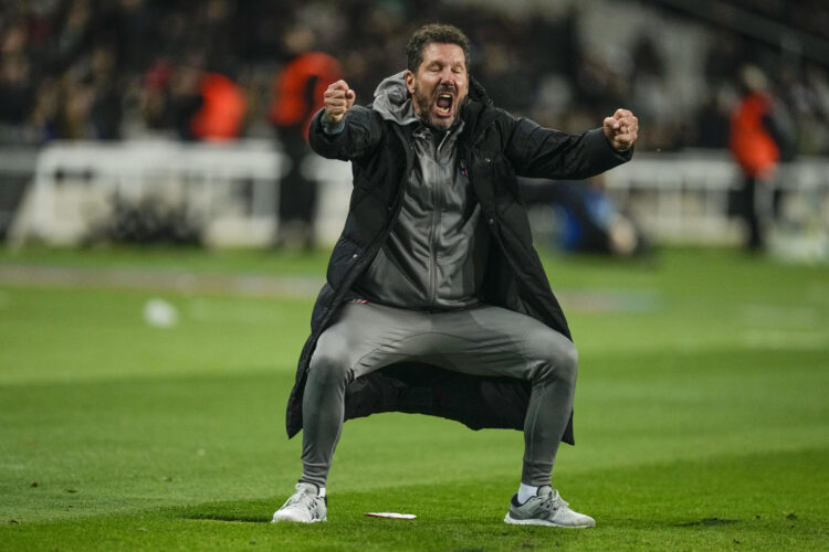 Simeone celebra el 4-4 de Sorloth al Barcelona en el minuto 94. EFE/Enric Fontcuberta