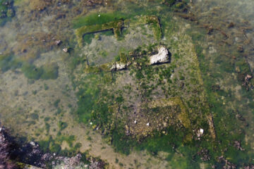 Fotografía de restos de una villa romana emergidos en un lago cerca de la ciudad italiana de Nápoles, donde habían quedado sumergidos por un fenómeno geológico que eleva o deprime el suelo. Los restos de una lujosa villa romana han emergido de las aguas de un lago próximo a la ciudad italiana de Nápoles (sur), bajo las que habían quedado, debido a un fenómeno geológico que está elevando el nivel del suelo de toda la zona. "¡Estaban bajo el agua! Se han descubierto muros y estancias de época romana en el lago Fusaro. Probablemente pertenecían a una lujosa villa", ha celebrado en sus redes sociales el alcalde de la localidad de Bacoli, Josi Gerardo Della Ragione.EFE/ Alcalde De Bacoli? Josi Gerardo Della Ragione