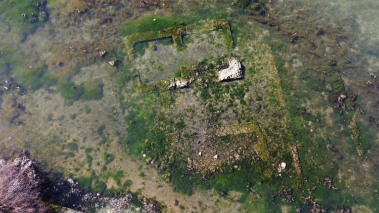 Fotografía de restos de una villa romana emergidos en un lago cerca de la ciudad italiana de Nápoles, donde habían quedado sumergidos por un fenómeno geológico que eleva o deprime el suelo. Los restos de una lujosa villa romana han emergido de las aguas de un lago próximo a la ciudad italiana de Nápoles (sur), bajo las que habían quedado, debido a un fenómeno geológico que está elevando el nivel del suelo de toda la zona. "¡Estaban bajo el agua! Se han descubierto muros y estancias de época romana en el lago Fusaro. Probablemente pertenecían a una lujosa villa", ha celebrado en sus redes sociales el alcalde de la localidad de Bacoli, Josi Gerardo Della Ragione.EFE/ Alcalde De Bacoli? Josi Gerardo Della Ragione