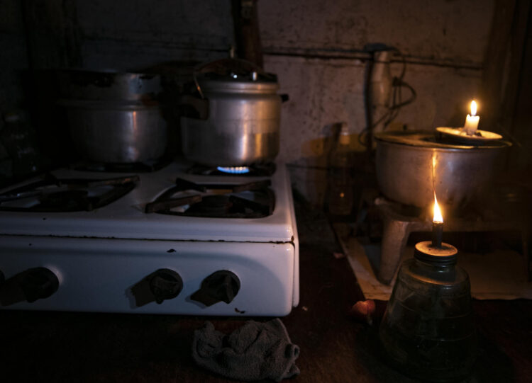 Fotografía de archivo que muestra un detalle de una cocina durante un apagón en Matanzas (Cuba). EFE/Yander Zamora