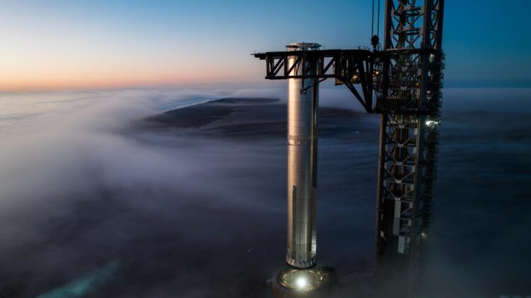 USA1122. BOCA CHICA (TX, EEUU), 27/02/2025.- Fotografía cedida por SpaceX que muestra el cohete Starship Flight 8 Super Heavy en la parte superior del soporte de lanzamiento orbital en su base Starbase ubicada en Boca Chica, cerca de Brownsville, Texas (EE.UU.). La compañía aeroespacial SpaceX retrasó este jueves el octavo vuelo de prueba de su cohete Starship para el 3 de marzo. EFE/SpaceX