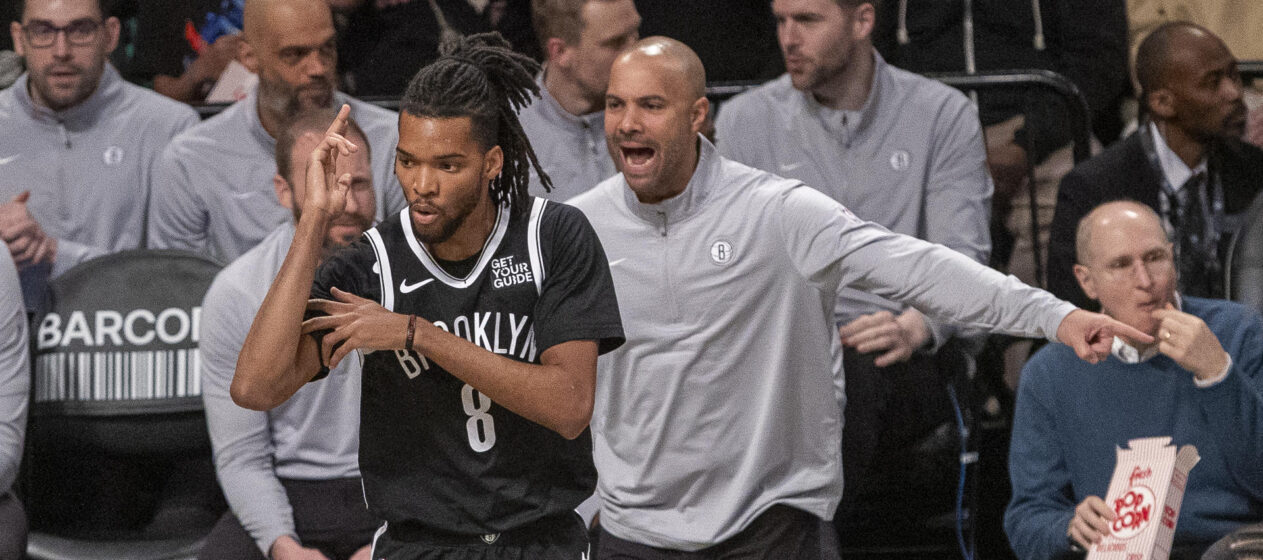 El entrenador de los Brooklyn Nets, Jordi Fernández (c), durante el partido de NBA disputado anoche contra Los Angeles Lakers en el Barclays Center de Nueva York. EFE/ Angel Colmenares