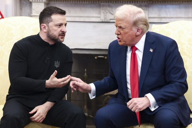 -FOTODELDÍA- JLX19. WASHINGTON (UNITED STATES), 28/02/2025.- El presidente estadounidense, Donald Trump (d), habla con el presidente ucraniano Volodymyr Zelensky, durante una reunión este viernes, en la Casa Blanca en Washington (Estados Unidos). EFE/ Jim Lo Scalzo / Pool