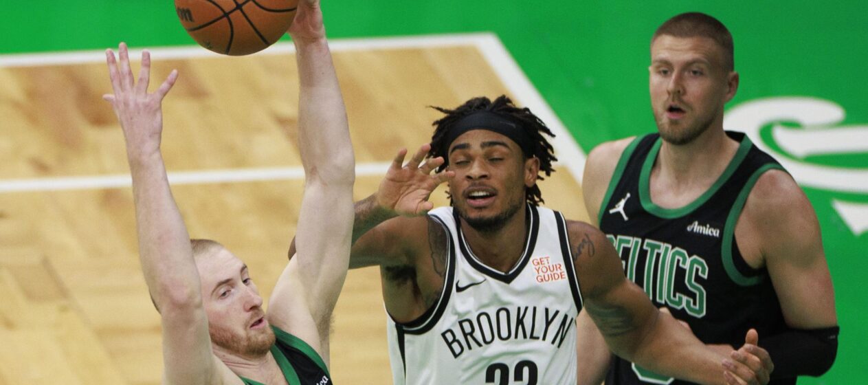 Sam Hauser (iz) y Kristaps Porzingis (dch), de los Boston Celtics, y Nic Claxton, de los Brooklyn Nets, durante el partido de este martes. EFE/EPA/CJ GUNTHER SHUTTERSTOCK OUT