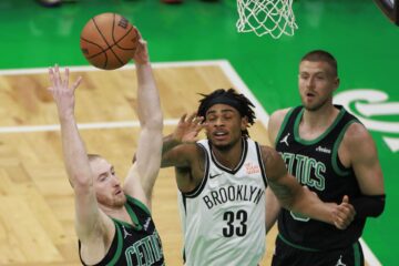 Sam Hauser (iz) y Kristaps Porzingis (dch), de los Boston Celtics, y Nic Claxton, de los Brooklyn Nets, durante el partido de este martes. EFE/EPA/CJ GUNTHER SHUTTERSTOCK OUT