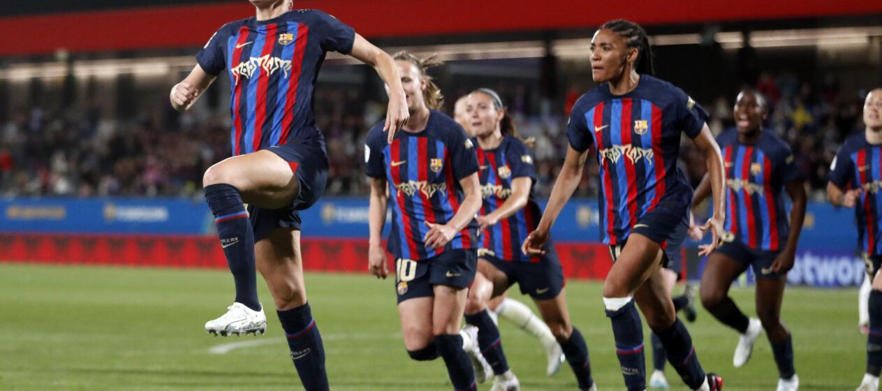La delantera sueca del Barcelona Fridolina Rolfö (i) celebra tras anotar un gol de penalti en el estadio Johan Cruyff, en Barcelona. EFE/Alberto Estévez/Archivo