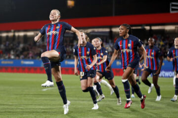 La delantera sueca del Barcelona Fridolina Rolfö (i) celebra tras anotar un gol de penalti en el estadio Johan Cruyff, en Barcelona. EFE/Alberto Estévez/Archivo