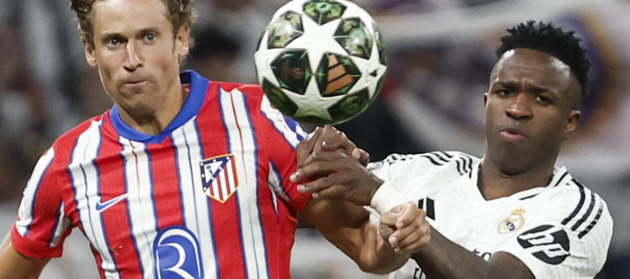 El centrocampista del Atlético de Madrid Marcos Llorente (i) y el delantero brasileño del Real Madrid Vinicius Junior en el estadio Santiago Bernabéu, en Madrid en foto de archivo de Sergio Pérez. EFE