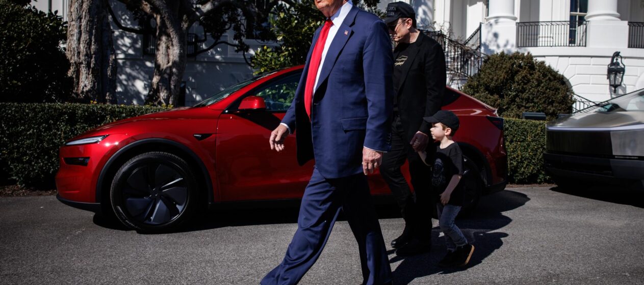 WASHINGTON (USA), 11/03/2025.- US President Donald Trump (L) walks back to the Oval Office with Tesla CEO and Senior Advisor to the President of the United States Elon Musk, and his son, X, after looking at a group of Tesla Vehicles on the South Lawn of the White House in Washington, D.C., USA, 11 March 2025. President Trump has said he will buy a Tesla to support Tesla and Elon Musk after recent attacks on Tesla charging stations and calls for boycotts of Tesla products. (Estados Unidos) EFE/EPA/SAMUEL CORUM / POOL
