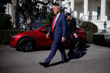 WASHINGTON (USA), 11/03/2025.- US President Donald Trump (L) walks back to the Oval Office with Tesla CEO and Senior Advisor to the President of the United States Elon Musk, and his son, X, after looking at a group of Tesla Vehicles on the South Lawn of the White House in Washington, D.C., USA, 11 March 2025. President Trump has said he will buy a Tesla to support Tesla and Elon Musk after recent attacks on Tesla charging stations and calls for boycotts of Tesla products. (Estados Unidos) EFE/EPA/SAMUEL CORUM / POOL