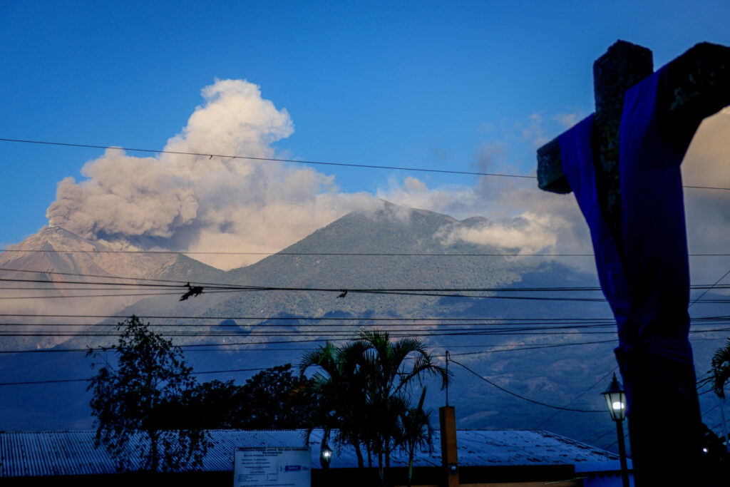 e5523ee1e233f2671c03df0ec514d1170242914fw-1024x683 El volcán de Fuego, en el centro de Guatemala, se encuentra en "erupción masiva"