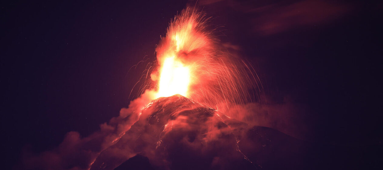 AME8312. ALOTENANGO (GUATEMALA), 10/03/2025.- Fotografía del volcán de Fuego durante una "erupción masiva" en la madrugada de este lunes, en Alotenango (Guatemala). El volcán de Fuego en Guatemala, ubicado en el centro del país, se encuentra en una fase de "erupción masiva", por lo que las autoridades locales de protección civil han indicado que se encuentran en alerta. EFE/ Str