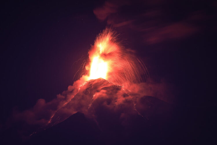 AME8312. ALOTENANGO (GUATEMALA), 10/03/2025.- Fotografía del volcán de Fuego durante una "erupción masiva" en la madrugada de este lunes, en Alotenango (Guatemala). El volcán de Fuego en Guatemala, ubicado en el centro del país, se encuentra en una fase de "erupción masiva", por lo que las autoridades locales de protección civil han indicado que se encuentran en alerta. EFE/ Str