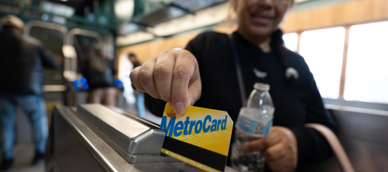 AME1029. NUEVA YORK (ESTADOS UNIDOS), 20/03/2025.- Una mujer sostiene una tarjeta Metrocard este jueves, en Nueva York (Estados Unidos). El metro de Nueva York retirará de sus estaciones los billetes físicos, las conocidas como 'MetroCards' que existen desde hace más de 30 años, y dejarán de venderlos a finales de año para sustituirlos por el sistema 'tap-and-go'. EFE/ Ángel Colmenares
