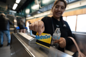 AME1029. NUEVA YORK (ESTADOS UNIDOS), 20/03/2025.- Una mujer sostiene una tarjeta Metrocard este jueves, en Nueva York (Estados Unidos). El metro de Nueva York retirará de sus estaciones los billetes físicos, las conocidas como 'MetroCards' que existen desde hace más de 30 años, y dejarán de venderlos a finales de año para sustituirlos por el sistema 'tap-and-go'. EFE/ Ángel Colmenares