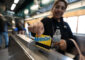 AME1029. NUEVA YORK (ESTADOS UNIDOS), 20/03/2025.- Una mujer sostiene una tarjeta Metrocard este jueves, en Nueva York (Estados Unidos). El metro de Nueva York retirará de sus estaciones los billetes físicos, las conocidas como 'MetroCards' que existen desde hace más de 30 años, y dejarán de venderlos a finales de año para sustituirlos por el sistema 'tap-and-go'. EFE/ Ángel Colmenares
