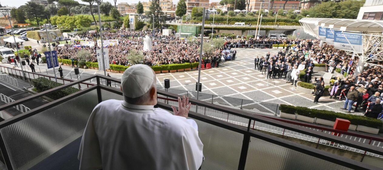 Imagen cedida por el Vaticano el 23 de marzo de 2025 del papa en el balcón del Hospital Gemelli de Roma. EFE/EPA