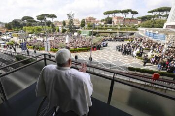 Imagen cedida por el Vaticano el 23 de marzo de 2025 del papa en el balcón del Hospital Gemelli de Roma. EFE/EPA