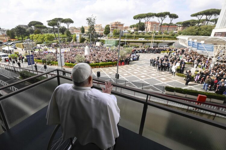 Imagen cedida por el Vaticano el 23 de marzo de 2025 del papa en el balcón del Hospital Gemelli de Roma. EFE/EPA