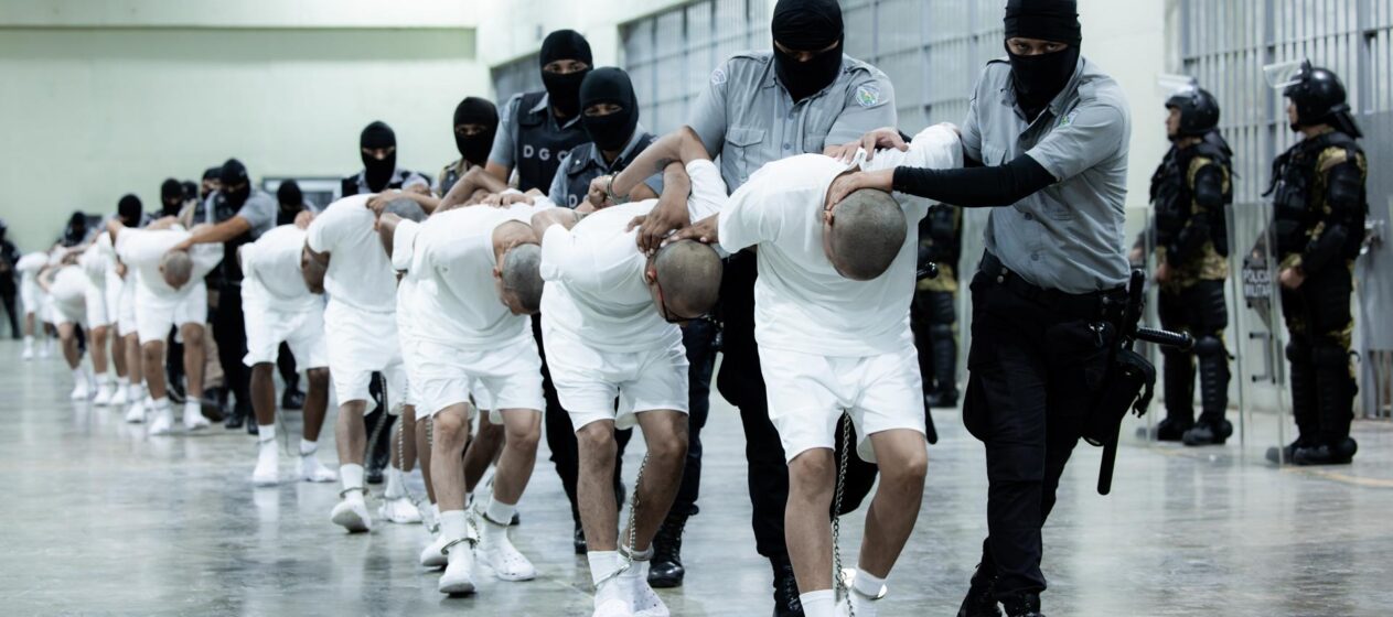 SAN LUIS TALPA (El Salvador), 17/03/2025.- A handout photo made available by the Presidency of El Salvador shows guards at the Terrorism Confinement Center (Cecot) transferring alleged members of the criminal gang known as Tren de Aragua, in San Luis Talpa, El Salvador, 16 March 2025. The President of El Salvador Nayib Bukele, announced through his X account that the country received 238 members of the Tren de Aragua gang and that they will be held for a year at Cecot. (Terrorismo) EFE/EPA/Presidency of El Salvador