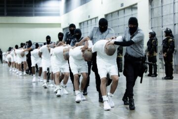 SAN LUIS TALPA (El Salvador), 17/03/2025.- A handout photo made available by the Presidency of El Salvador shows guards at the Terrorism Confinement Center (Cecot) transferring alleged members of the criminal gang known as Tren de Aragua, in San Luis Talpa, El Salvador, 16 March 2025. The President of El Salvador Nayib Bukele, announced through his X account that the country received 238 members of the Tren de Aragua gang and that they will be held for a year at Cecot. (Terrorismo) EFE/EPA/Presidency of El Salvador