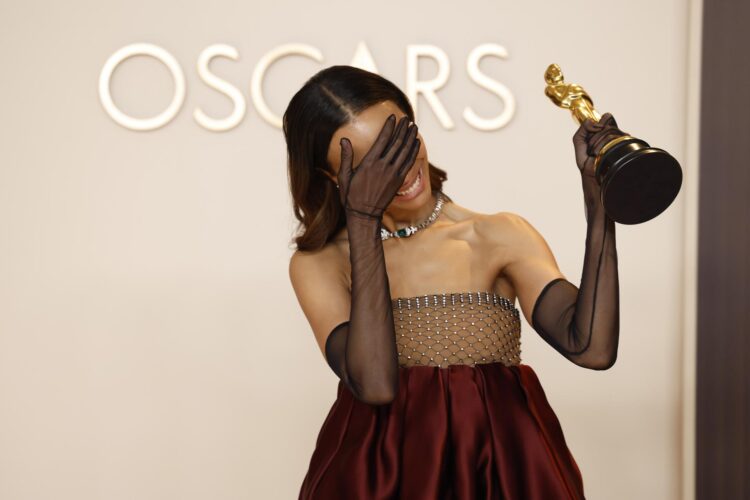 -FOTODELDIA- LOS ÁNGELES (Estados Unidos), 03/03/2025.- Zoe Saldaña, ganadora del premio a la mejor actriz de reparto de los Óscar por 'Emilia Pérez' posa en la sala de prensa durante la 97ª ceremonia anual de los Premios de la Academia en el Dolby Theatre del barrio de Hollywood de Los Ángeles, California, Estados Unidos. EFE/CAROLINE BREHMAN