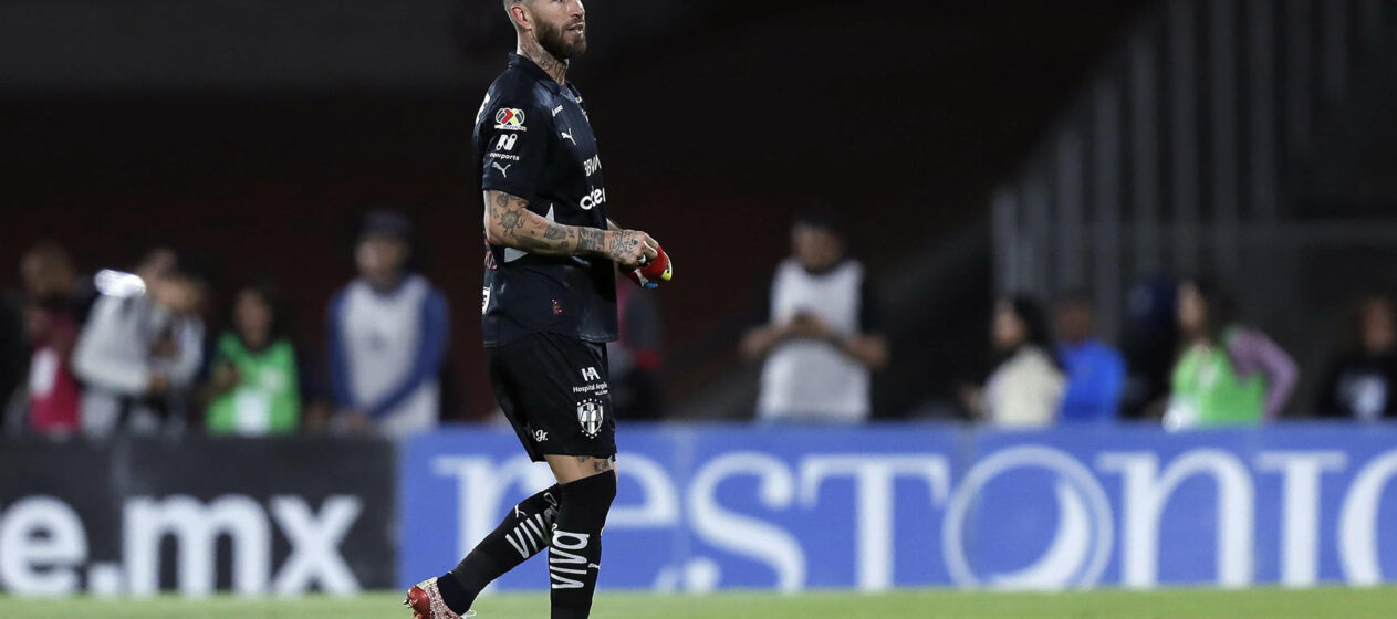 Sergio Ramos del Monterrey es expulsado ante Pumas el domingo, por un partido de la jornada 12 del Torneo Clausura 2025 de la Liga MX en el Estadio Olímpico Universitario en Ciudad de México (México). EFE/ Isaac Esquivel