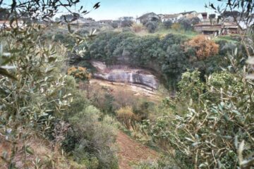 Vista general del abrigo rocoso de Lagar Velho, en diciembre de 1998, el momento del descubrimiento. Crédito: João Zilhão, del Centro de Arqueología de la Universidad de Lisboa.