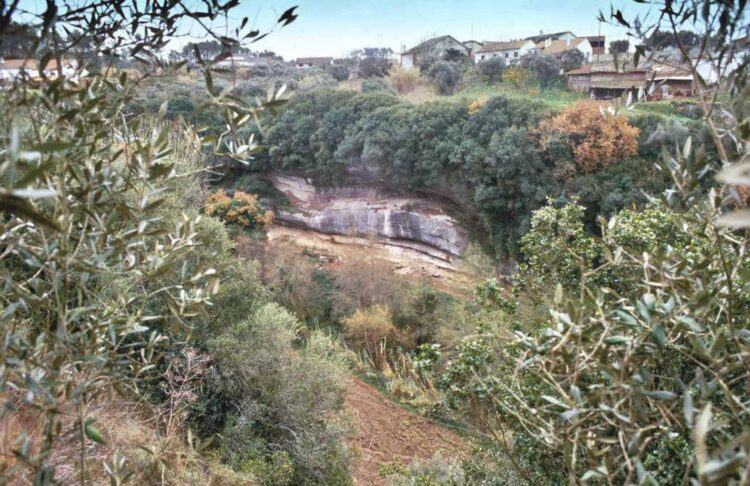 Vista general del abrigo rocoso de Lagar Velho, en diciembre de 1998, el momento del descubrimiento. Crédito: João Zilhão, del Centro de Arqueología de la Universidad de Lisboa.