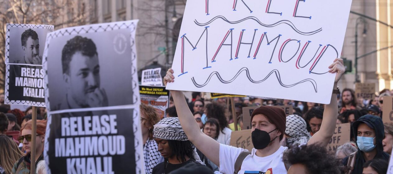 La gente se reúne en Foley Square, cerca de una oficina de Inmigración y Control de Aduanas de Estados Unidos, para protestar por el reciente arresto del graduado de la Universidad de Columbia y activista palestino Mahmoud Khalil en Nueva York, Nueva York, Estados Unidos, el 10 de marzo de 2025. EFE/EPA/Sarah Yenesel