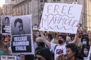 La gente se reúne en Foley Square, cerca de una oficina de Inmigración y Control de Aduanas de Estados Unidos, para protestar por el reciente arresto del graduado de la Universidad de Columbia y activista palestino Mahmoud Khalil en Nueva York, Nueva York, Estados Unidos, el 10 de marzo de 2025. EFE/EPA/Sarah Yenesel