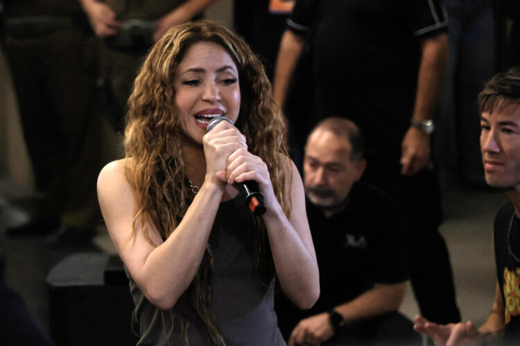 La cantante colombiana Shakira canta a sus seguidores frente al Hotel Mandarin, donde se alojaba tras la cancelación de sus dos conciertos en Chile, minutos antes de partir hacia el aeropuerto este lunes, en Santiago (Chile). EFE/Javier Torres