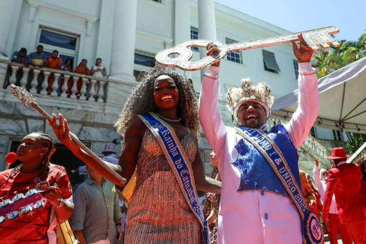 El Rey Momo 2025 (d) posa con la reina del carnaval 2025 luego de recibir las llaves de la ciudad este viernes, como parte de una de las actividades del Carnaval de Río, en Río de Janeiro (Brasil). EFE/ Antonio Lacerda